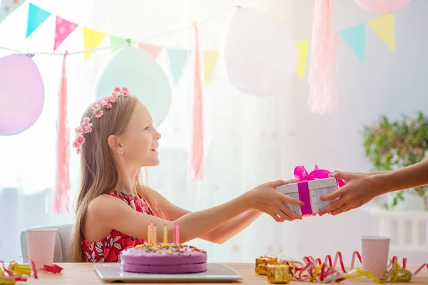 Běloška se zasněně usmívá. Slavnostní barevné pozadí s balónky. Koncept narozeninové oslavy a přání. — Stock fotografie