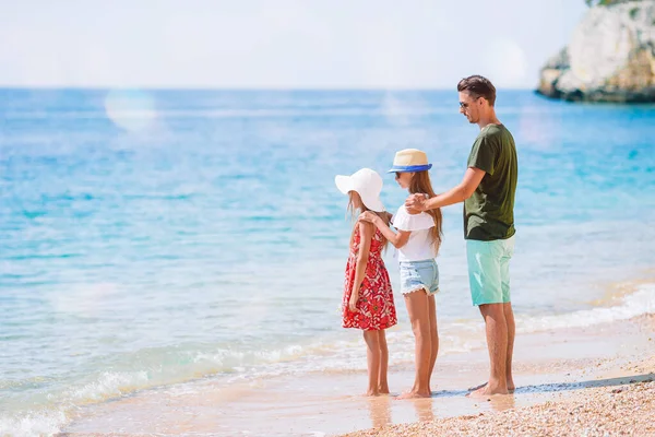 Far och barn njuter av stranden sommarsemester — Stockfoto