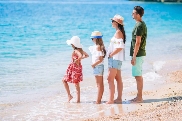 Junge Familie im Urlaub hat viel Spaß — Stockfoto