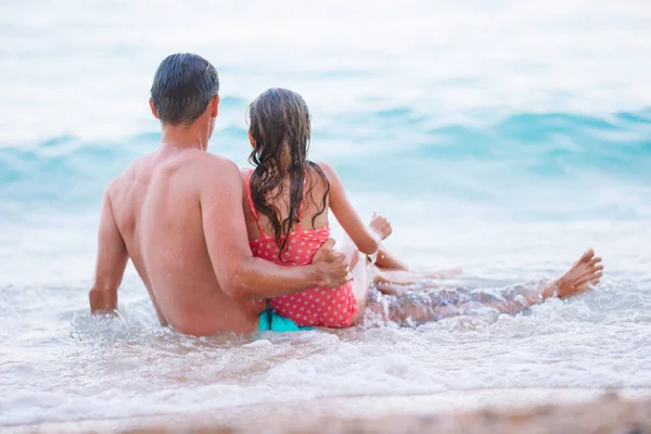 Babası ve kızı kumsal tatilinin tadını çıkarıyor. — Stok fotoğraf
