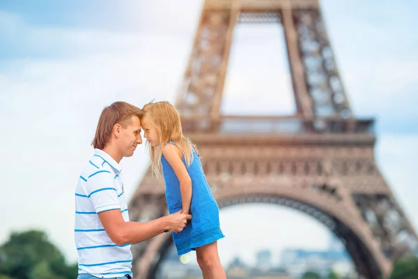 暑假期间，一个可爱的小女孩和她的父亲在巴黎的埃菲尔铁塔附近 — 图库照片