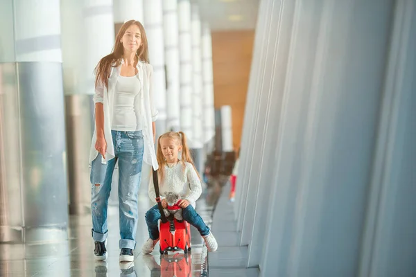 Lycklig mamma och liten flicka med boardingkort på flygplatsen — Stockfoto