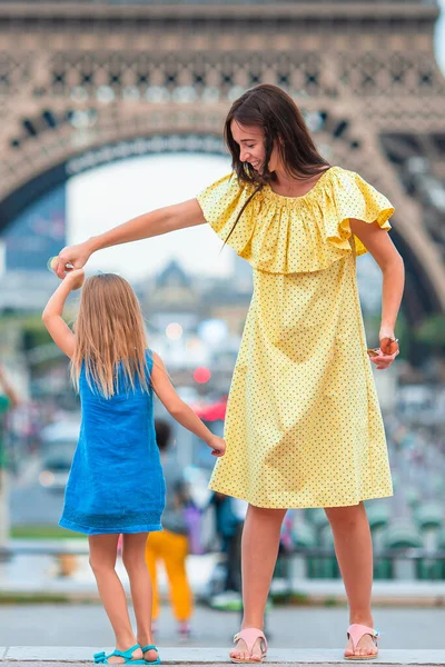 여름휴가 때 에펠 탑 근처에 있는 파리의 귀여운 소녀와 그 소녀의 어린 어머니 — 스톡 사진