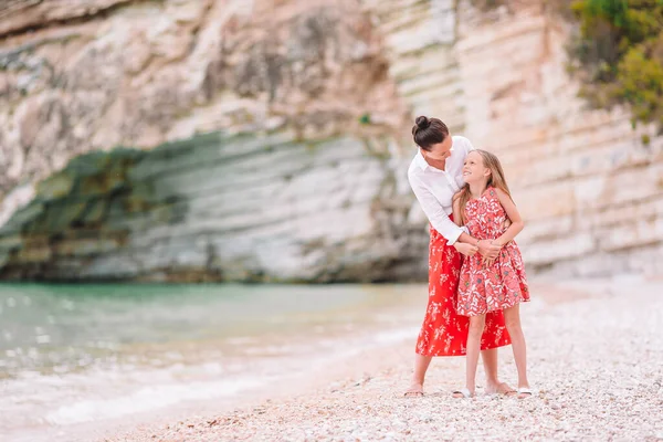 Hermosa madre e hija en la playa del Caribe —  Fotos de Stock