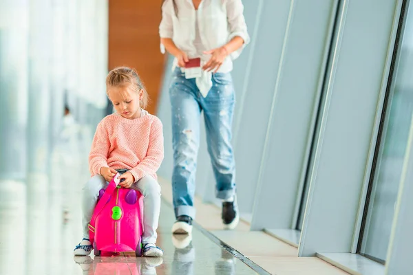 Boldog anya és a kislány beszállókártyával a reptéren — Stock Fotó