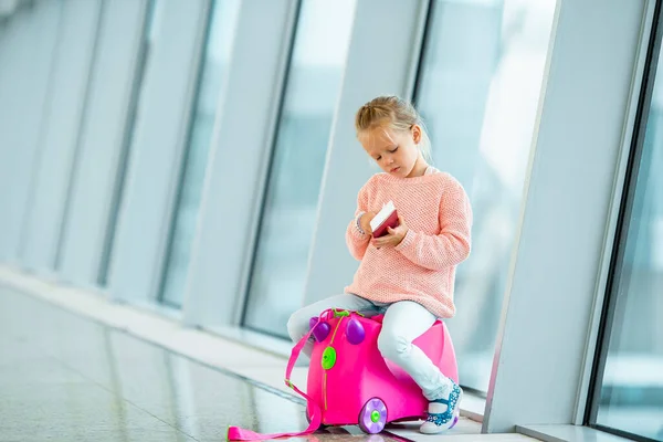 Adorabile bambina in aeroporto con i bagagli in attesa dell'imbarco — Foto Stock