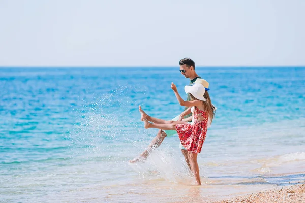 여름 방학 동안 해변에 있는 사랑 스러운 아이들 과 아빠 — 스톡 사진