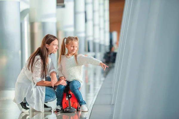 Feliz mamá y niña con tarjeta de embarque en el aeropuerto — Foto de Stock