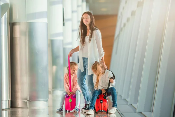 공항에서 비행기 표를 가지고 있는 행복 한 엄마와 어린 소녀들 — 스톡 사진