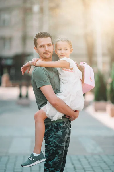 Papá feliz y niña adorable en la ciudad al aire libre —  Fotos de Stock