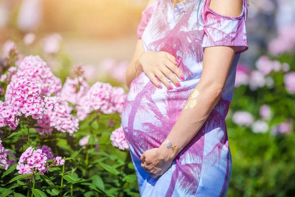 Zwangere vrouw in openlucht park, warm weer — Stockfoto