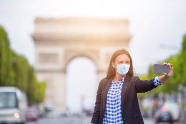 Paris 'teki Şanzelize' de güzel bir kadın.
