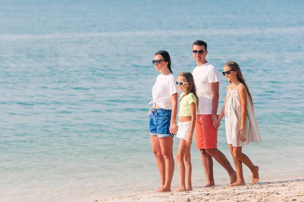 Giovane famiglia in vacanza hanno un sacco di divertimento — Foto Stock