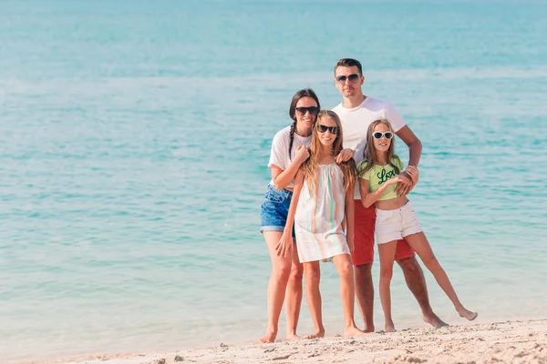 Giovane famiglia in vacanza hanno un sacco di divertimento — Foto Stock