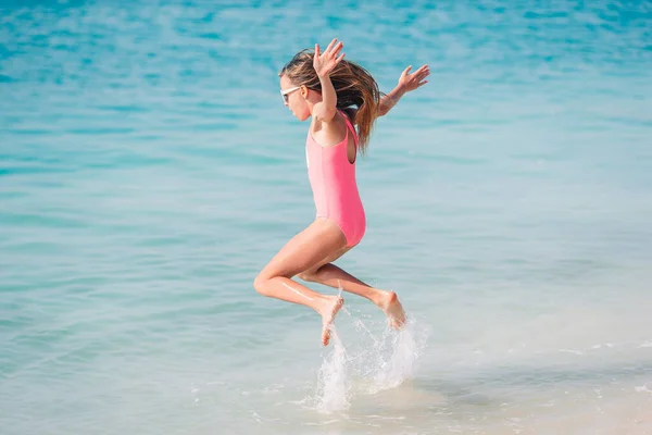 O fetiță adorabilă se distrează pe plaja tropicală în timpul vacanței — Fotografie, imagine de stoc