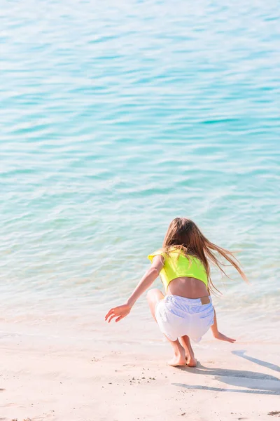 Adorável menina se divertir na praia tropical durante as férias — Fotografia de Stock