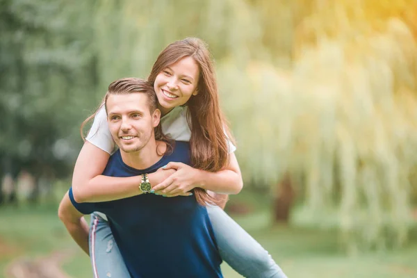 Schönes junges Paar amüsiert sich an einem Sommertag im Park — Stockfoto