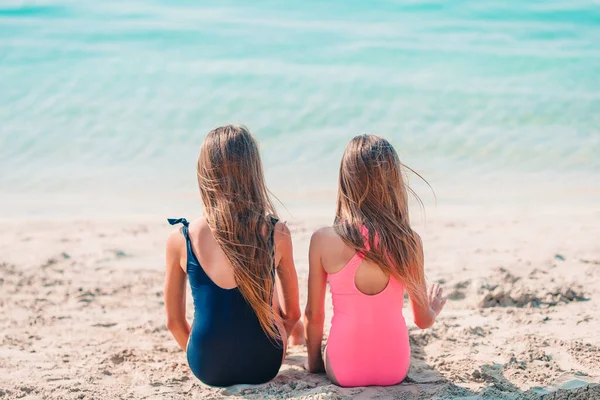 Vater und Kinder genießen Sommerurlaub am Strand — Stockfoto