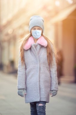 Avrupa şehrinde sevimli, mutlu küçük bir kız..