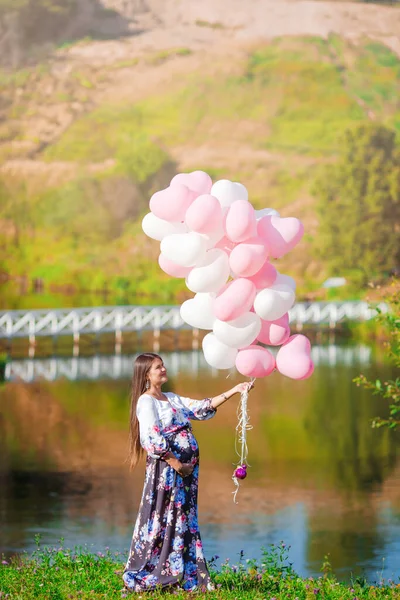 Zwangere vrouw in openlucht park, warm weer — Stockfoto