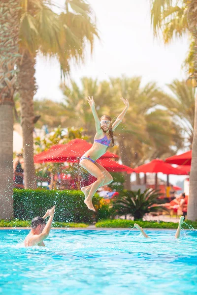 Familie van moeder en dochtertje genieten van zomervakantie in luxe zwembad — Stockfoto
