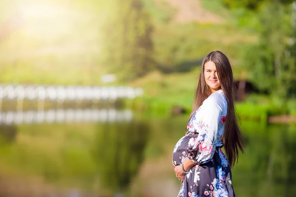 Zwangere vrouw in openlucht park, warm weer — Stockfoto