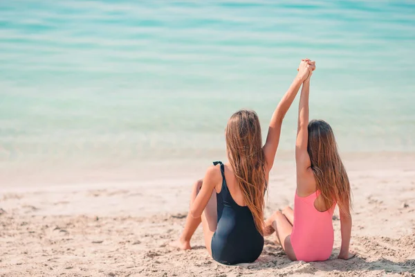 Μικρά χαρούμενα αστεία κορίτσια διασκεδάζουν πολύ στην τροπική παραλία παίζοντας μαζί.. — Φωτογραφία Αρχείου