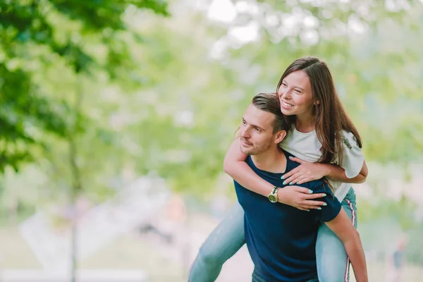 Schönes junges Paar amüsiert sich an einem Sommertag im Park — Stockfoto