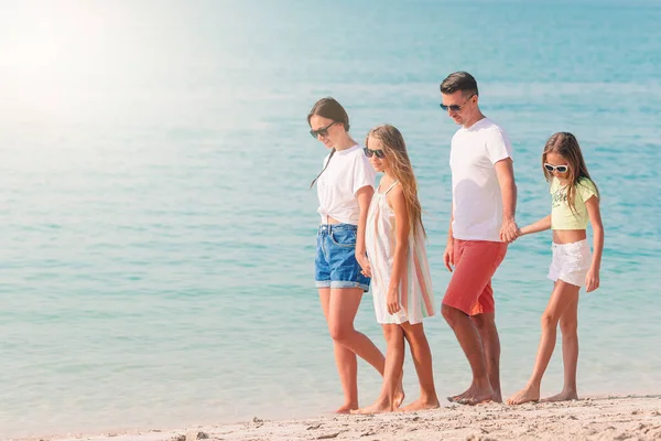 Giovane famiglia in vacanza hanno un sacco di divertimento — Foto Stock