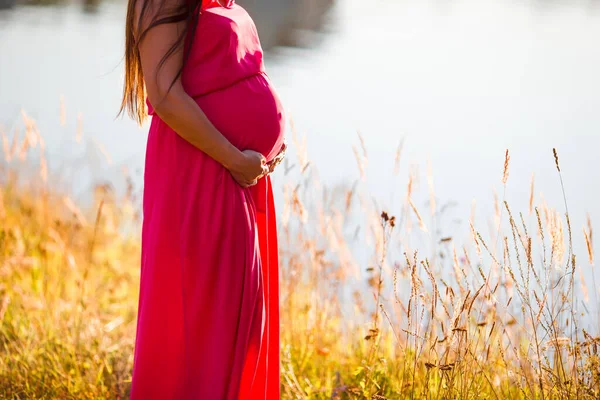 Zwangere vrouw in openlucht park, warm weer — Stockfoto