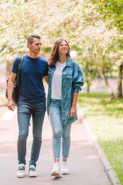 Genç ve güzel bir çift yaz günü parkta eğleniyor.