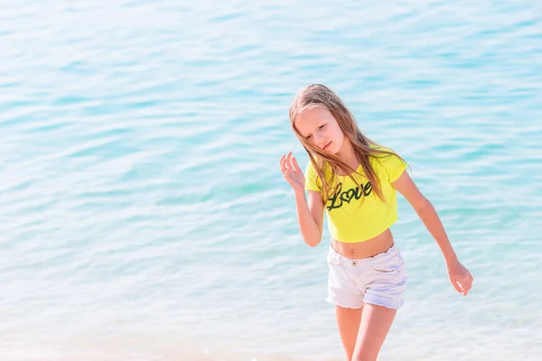 Adorable petite fille s'amuser à la plage tropicale pendant les vacances — Photo