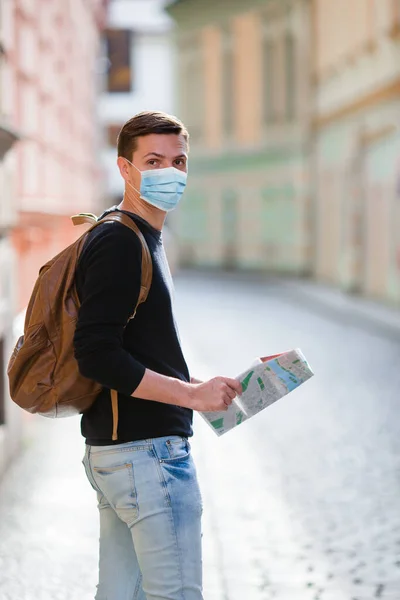 Junger Mann im Hintergrund der alten europäischen Stadt macht Selfie — Stockfoto