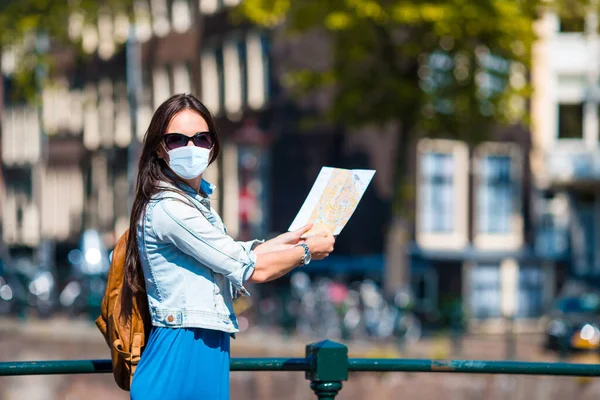 Młoda dziewczyna z torbami na zakupy na wąskiej ulicy w Europie. — Zdjęcie stockowe