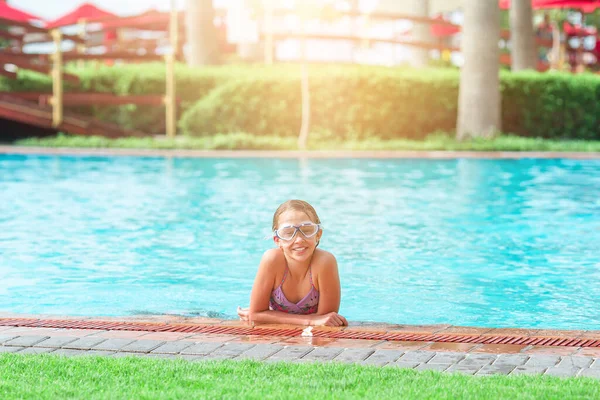 Niña adorable en la piscina al aire libre —  Fotos de Stock
