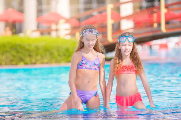 Pequena menina adorável na piscina exterior — Fotografia de Stock