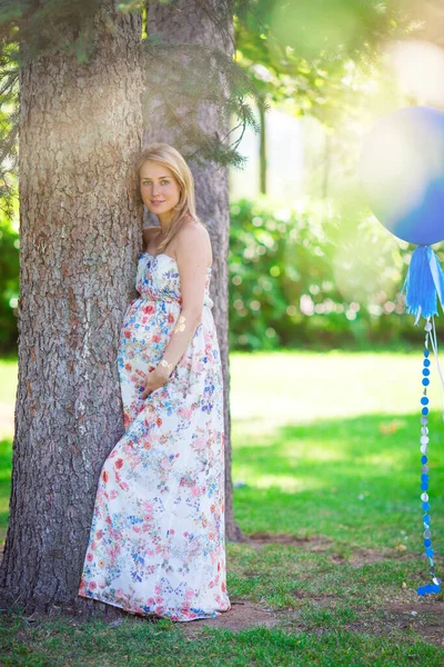 Zwangere vrouw in openlucht park, warm weer — Stockfoto