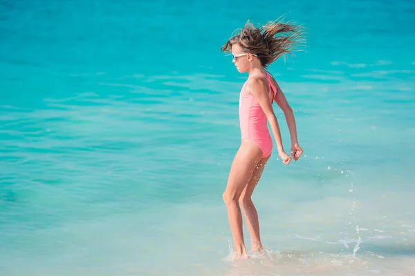 Adorable petite fille s'amuser à la plage tropicale pendant les vacances — Photo