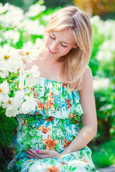 Pregnant woman in outdoor park, warm weather — Stock Photo, Image