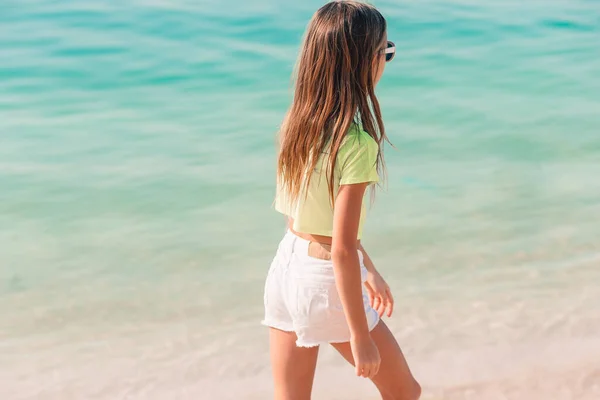 Entzückende kleine Mädchen haben Spaß am tropischen Strand im Urlaub — Stockfoto