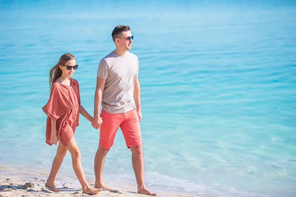 Niña y papá feliz divirtiéndose durante las vacaciones en la playa —  Fotos de Stock