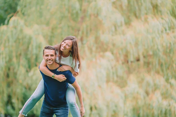 Schönes junges Paar amüsiert sich an einem Sommertag im Park — Stockfoto