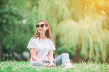 Avrupa 'da kahve içen mutlu genç şehir kadını.