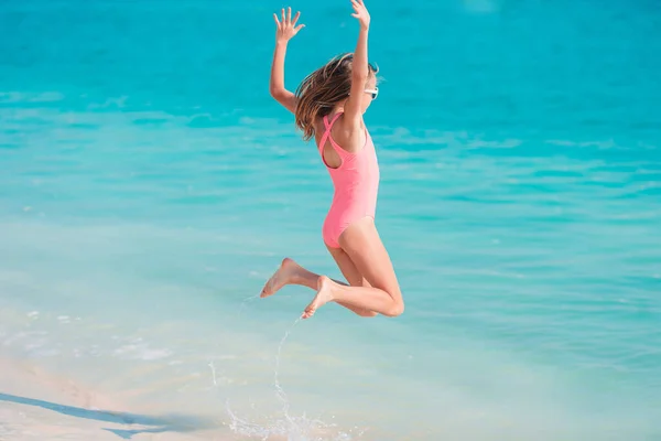 Adorable niña se divierten en la playa tropical durante las vacaciones — Foto de Stock