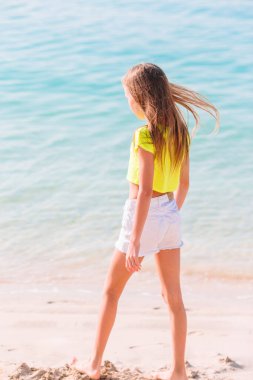 Sevimli küçük kız tatilde tropikal sahilde iyi eğlenceler.