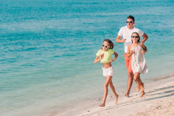 Feliz hermosa familia en unas vacaciones en la playa tropical —  Fotos de Stock