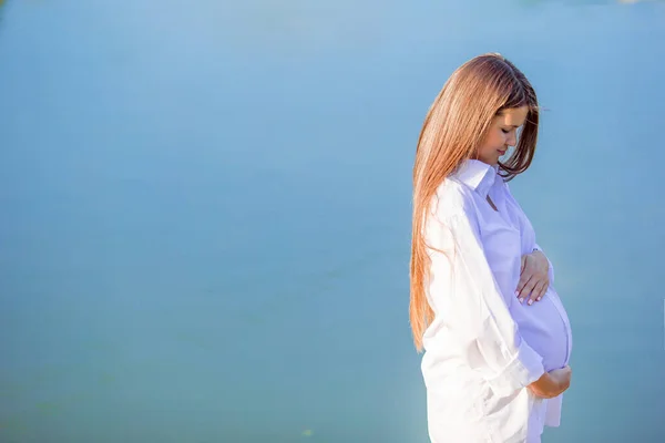 Zwangere vrouw in openlucht park, warm weer — Stockfoto