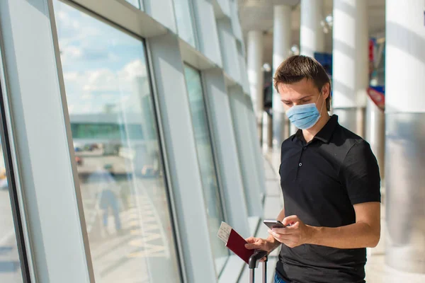 Junger Mann wartet in Flughafen-Lounge auf Flugzeug. — Stockfoto