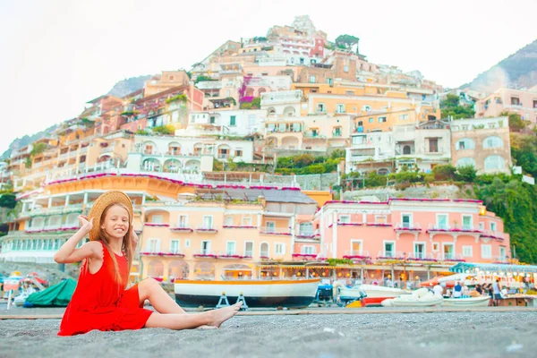 Schattig klein meisje op warme en zonnige zomerdag in Positano stad in Italië — Stockfoto