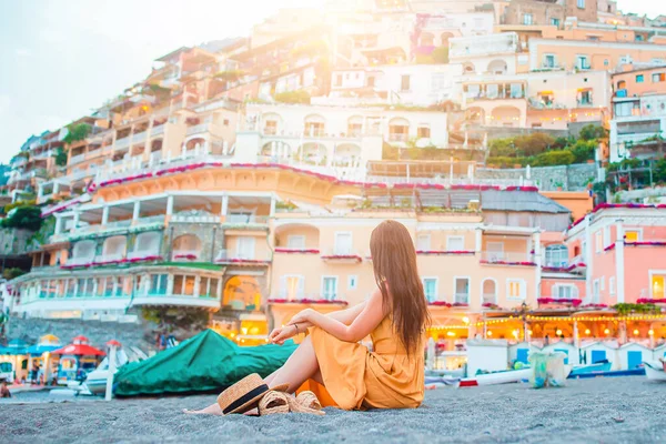 Férias de verão na Itália. Jovem mulher em Positano aldeia ao fundo, Costa Amalfitana, Itália — Fotografia de Stock